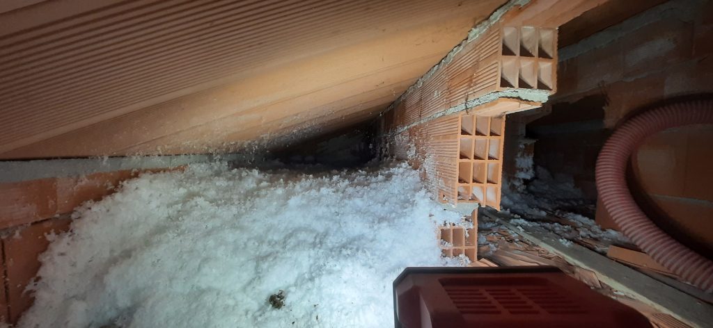 Immagine di un sottotetto con della schiuma bianca sul sottofondo